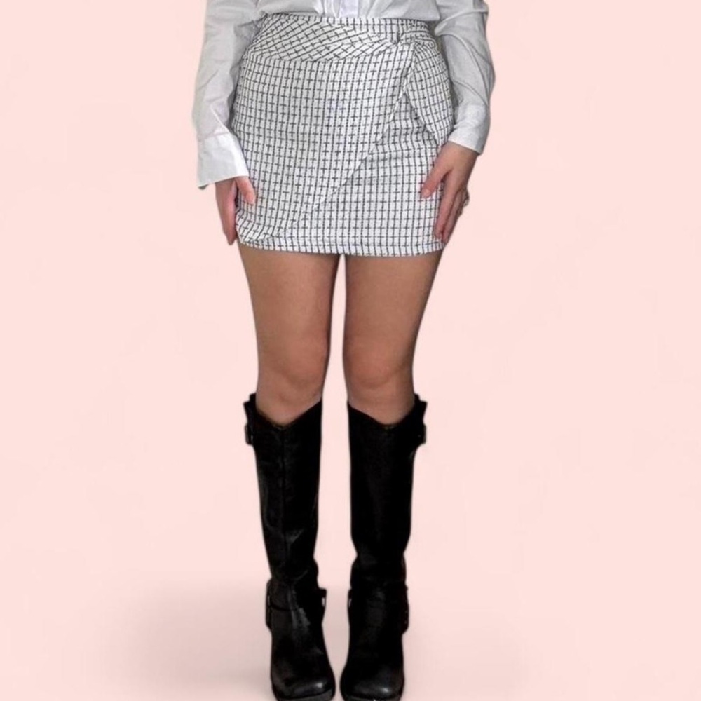 Chic Black and White Plaid Skirt